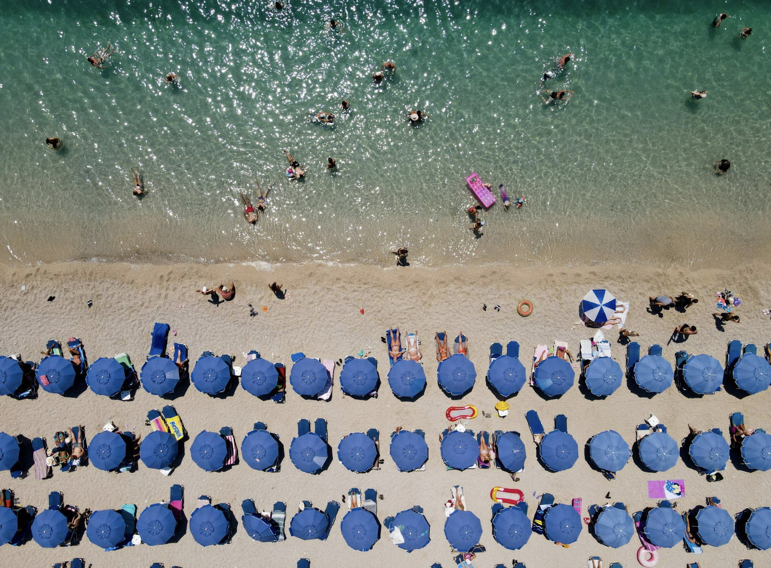 Ελληνικός τουρισμός — ρεκόρ στις αφίξεις, ρεκόρ στα έσοδα, αλλά τρία ερωτήματα που κανείς δεν θέλει να απαντήσει